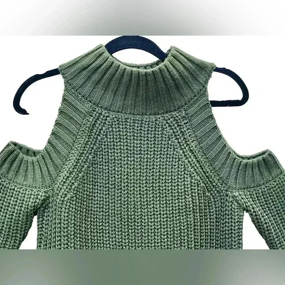 Choles deep green Cold Shoulder Knit Sweater. Size Small. NWT - Picture 3 of 6